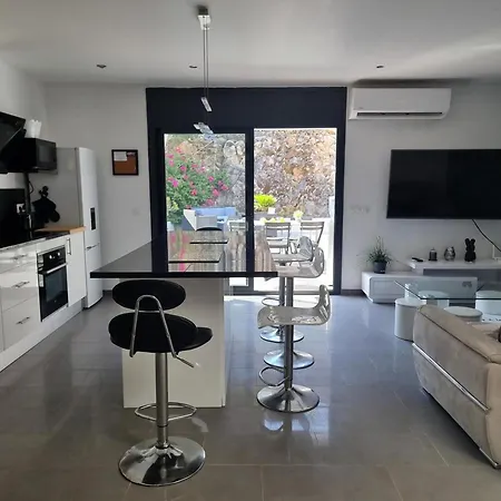 Casa Espaciosa A 600m De Playas De Empuries Con Terraza Privada - Hisp-236-167 *